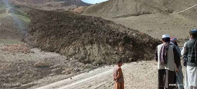 A mountain slide has cut off the road between Al Badr district and Kohistanat Sarpol district.