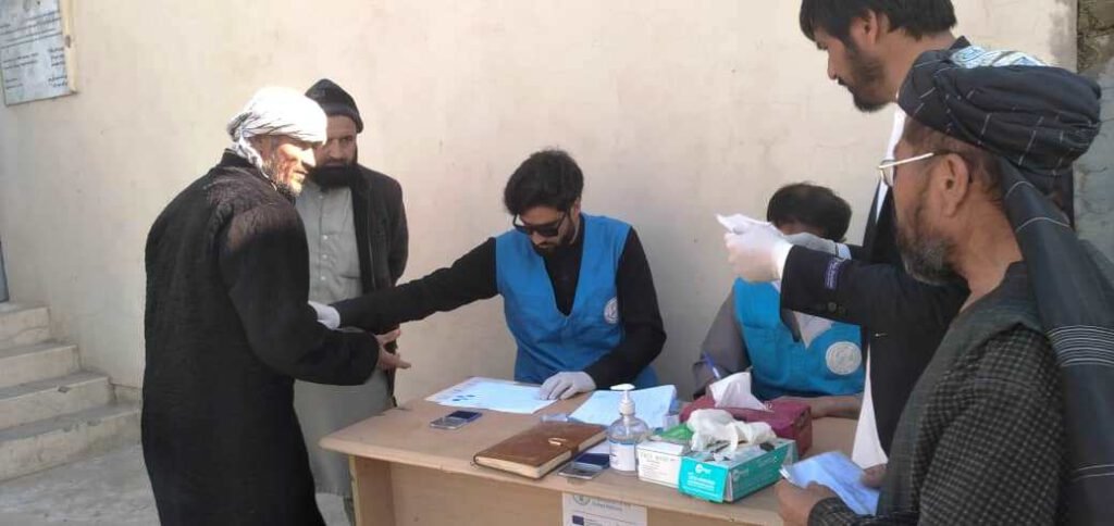 توزیع خوراکه حیوانی برای ۷۰۰ تن مالدار در ولسوالی خان آباد ولایت کندز