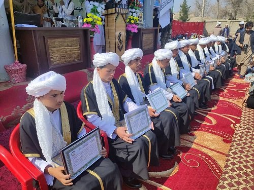 په کندوز کې ۱۸ تنه حافظان د یوې لویې غونډې په ترڅ کې فارغ شول