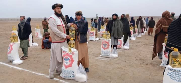 د کندز په علي آباد او خان آباد ولسوالیو کې د وروستیو سیلابونو له امله له زیانمنو شویو ۱۶۵ کورنیو سره خوراکي توکي وویشل شول