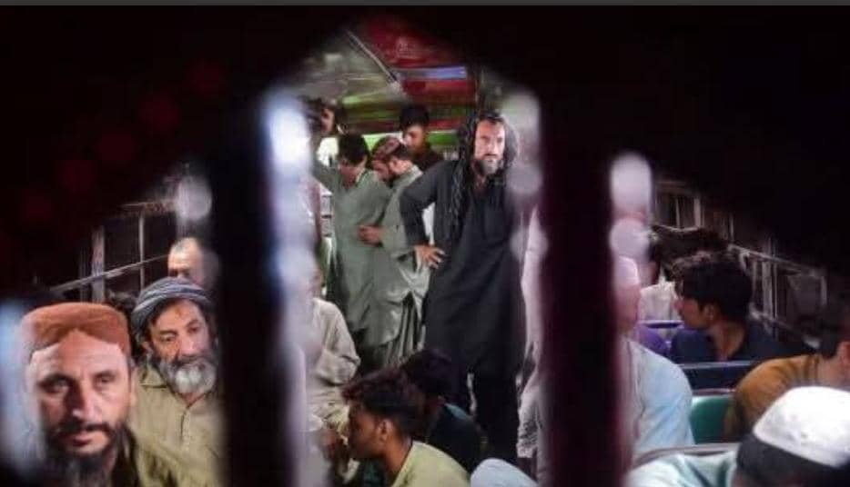 روانه اونۍ له پاکستانه ۷۵ افغان کډوال خوشې او هېواد ته راستانه شول