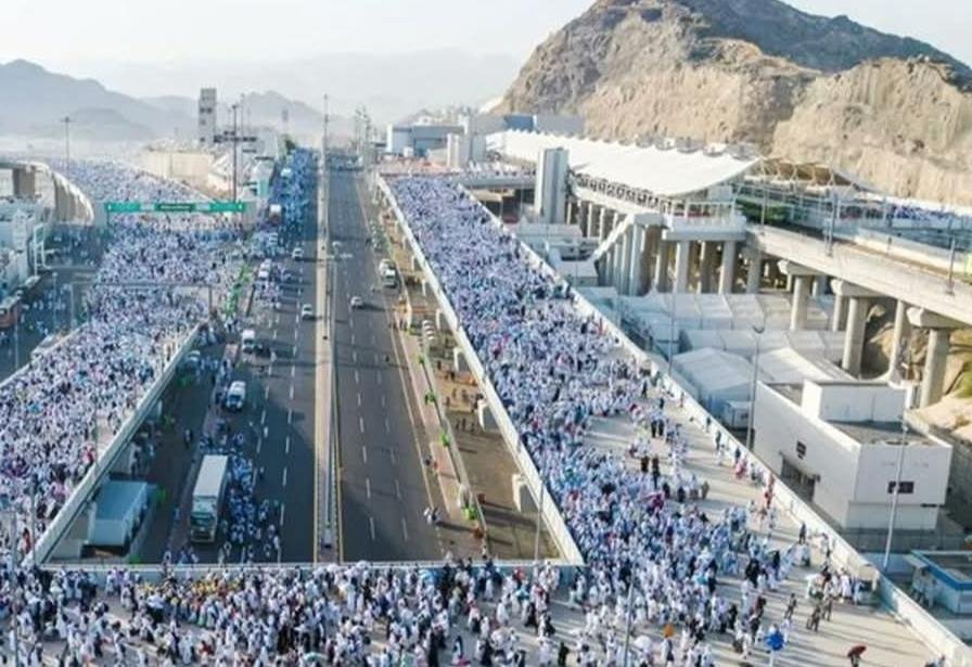 له ۱.۵ میلیونو ډېر حاجیان مکې ته رسېدلي
