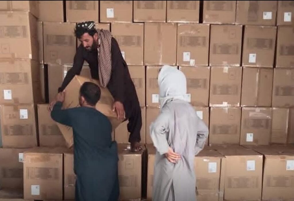 خوست کې د درسي توکو وېش پیل شو