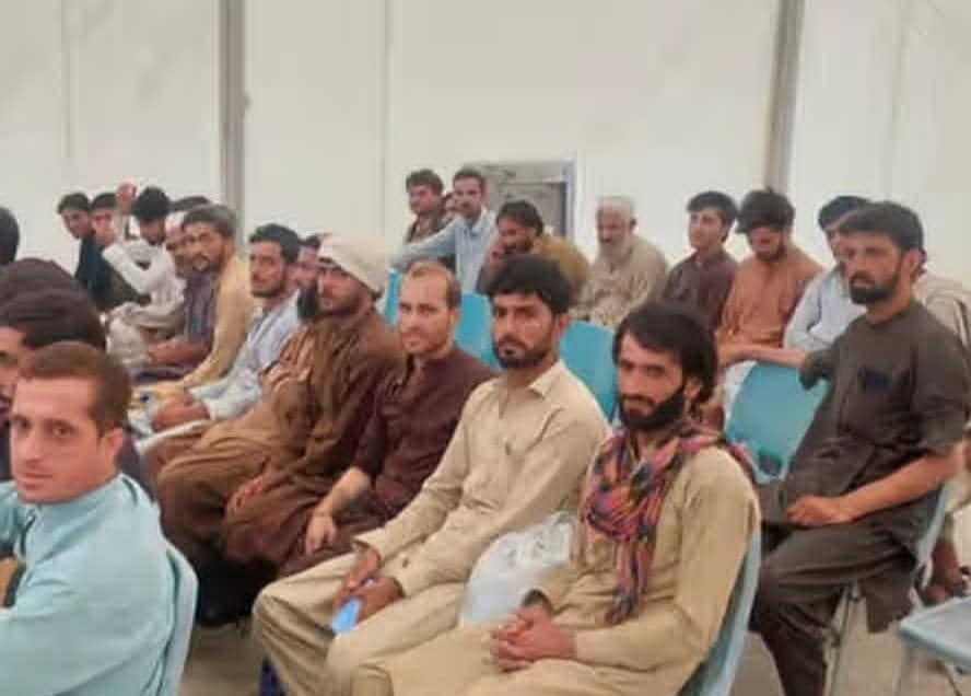 له پاکستانه ۳۲۵ خوشې شوي افغان بندیان هېواد ته راستانه شول
