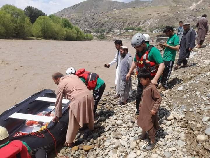 عمليات جستجو به منظور پیدا کردن اجساد ۹ عضو خانوادهٔ سیلاب برده در بدخشان آغاز گردید
