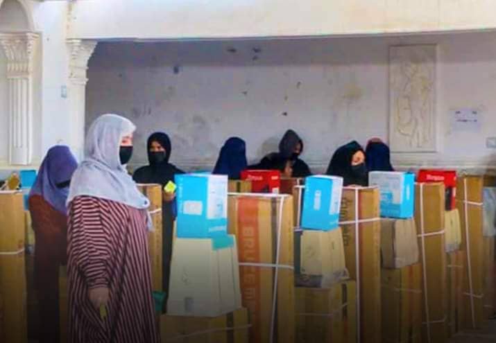 مسئولان در ریاست امور مهاجرین و عودتکنندگان جوزجان، میگویند که به ۷۰ بانوی فارغشده از یک کارگاه آموزشی در این ولایت، وسایل کار توزیع شده است