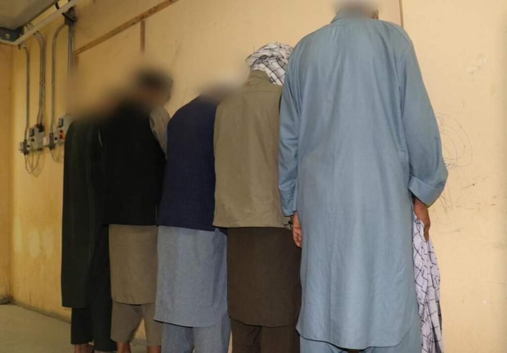 پولیس کندز؛ یک گروهی هشت نفری به اتهام قمار بازی دستګیر کرده است