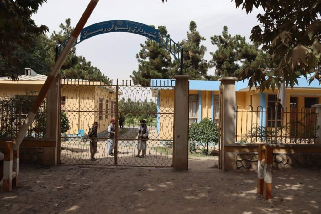 ساخت واعمار یکونیم کیلومتر گلدان های وسط جاده شهر جدید رستاق به مبلغ ۴ ملیون ۴۶ هزار افغانی افتتاح شد