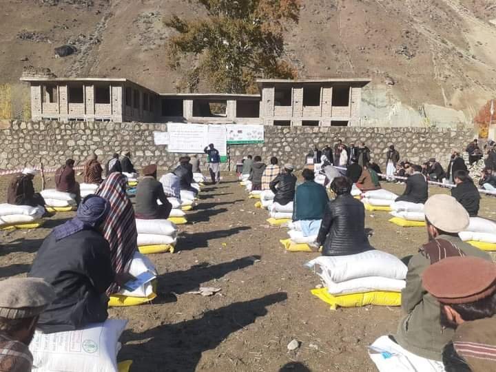 توزیع تخم اصلاح شدهای گندم بذری و کودهای کیمیاوی برای600 تن از دهاقین در ولسوالی شکی بدخشان