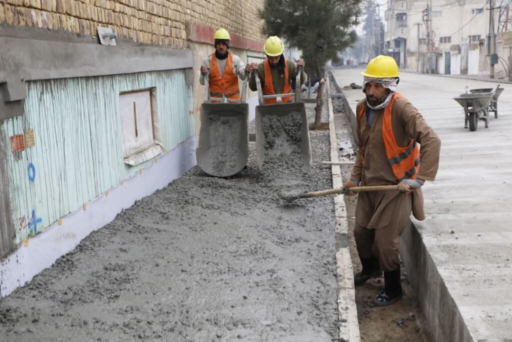 کانکریتریزی کوچهها و پیادهروهای شهرک خواجه مشهد رو به تکمیل است.