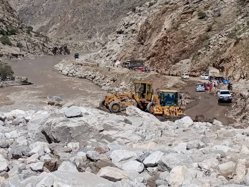 مسیر اصلی شاهراه کابل – جلالآباد بهطور کامل به روی ترافیک باز شد