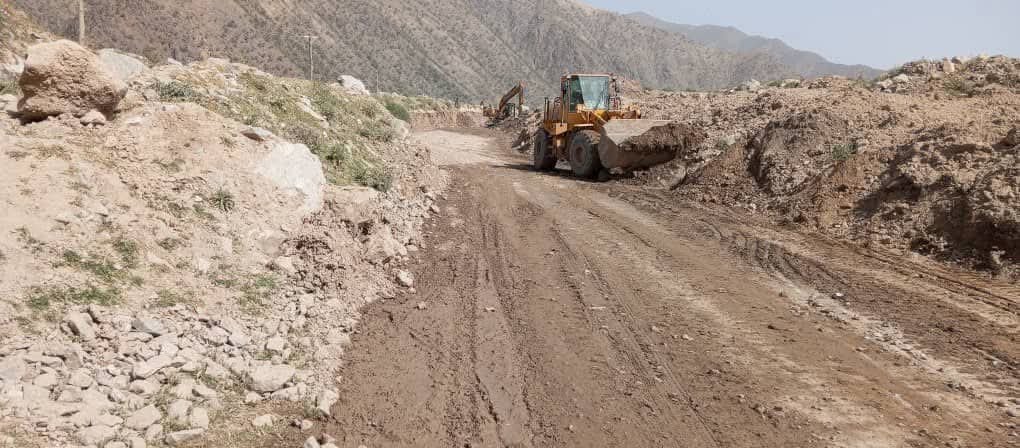 سرک ولسوالی فرخار از وجود گلولای ناشی از سیلاب پاککاری شد