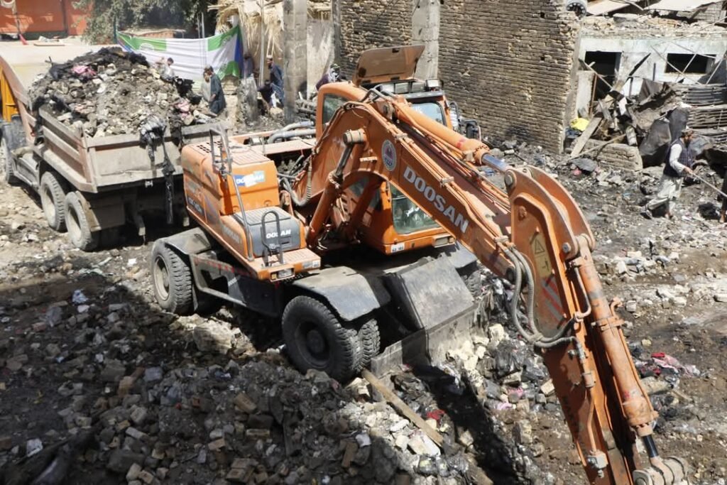 پاک کاری باقیمانده های آتش سوزی اخیر در مارکیت عزیزی شهر کندز جریان دارد!