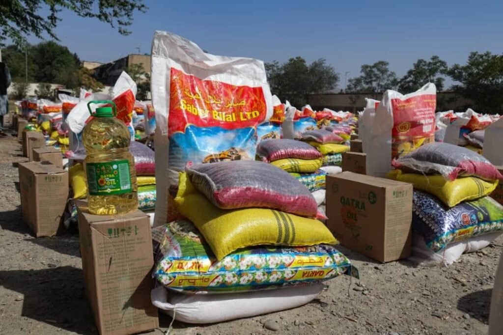 توزیع بسته های خوراکی برای ایتام و خانم های بیوه