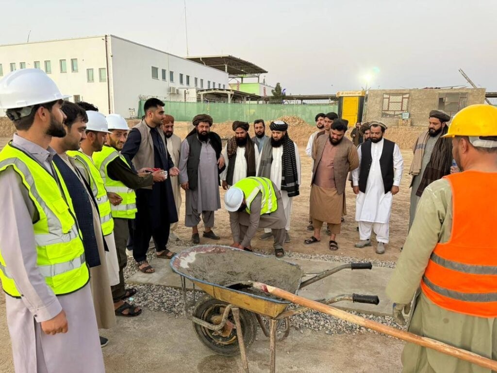 سنگ تهداب سالون انتظار مسافران و پارکینگ وسایط در میدان هوایی مولانا جلال الدين محمد بلخی گذاشته شد
