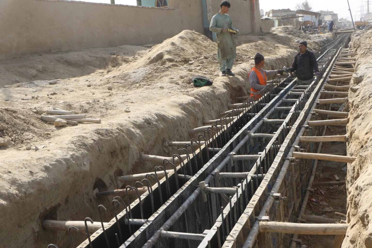 کار پروژه ساخت و ساز آبرو های جاده ازادی شهر کندز به سرعت جریان دارد!