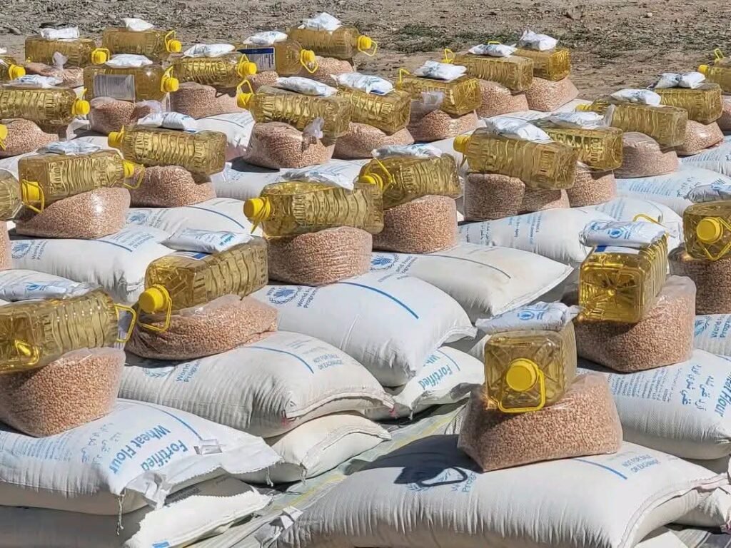 روند توزیع مواد غذایی برای سه هزار و ۵۰۰ خانواده نیازمند در مرکز ولایت غور آغاز شد